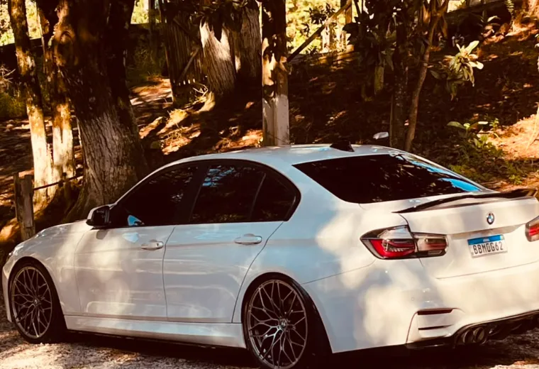 BMW branco finalizado após lavagem