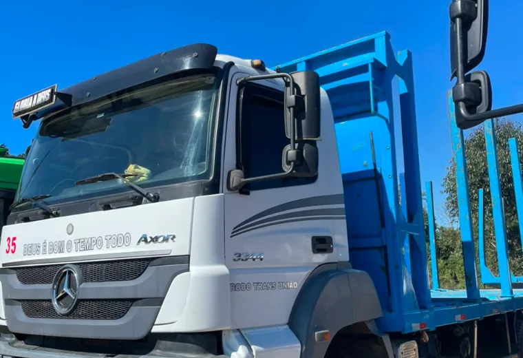 Caminhão Axor branco e azul higienizado