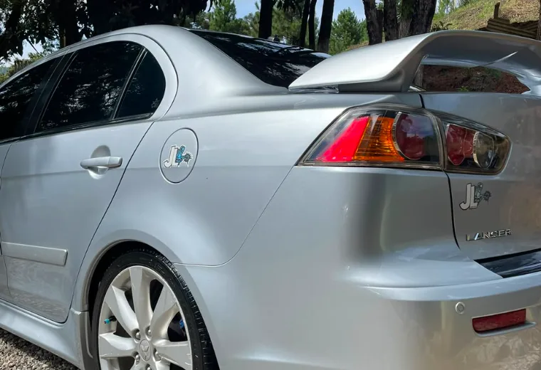 Traseira de Lancer prata com brilho após polimento