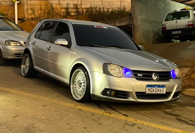 Volkswagen Golf prata com rodas detalhadas