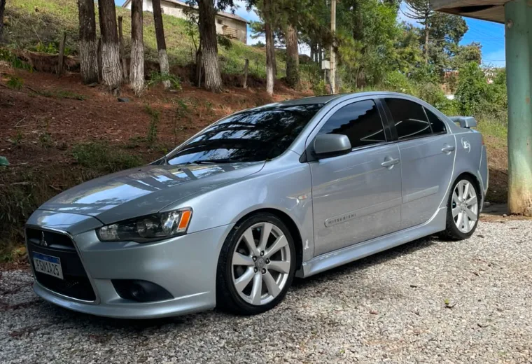 Mitsubishi Lancer prata com pintura polida