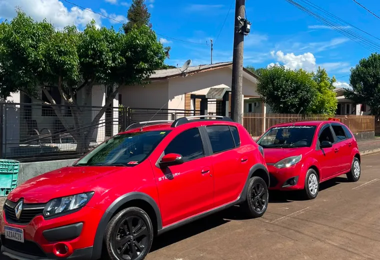 Renault Sandero vermelho após lavagem